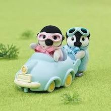 Cargar imagen en el visor de la galería, Pingüinos conduciendo / Penguin Babies Ride N Play  Sylvanian Families
